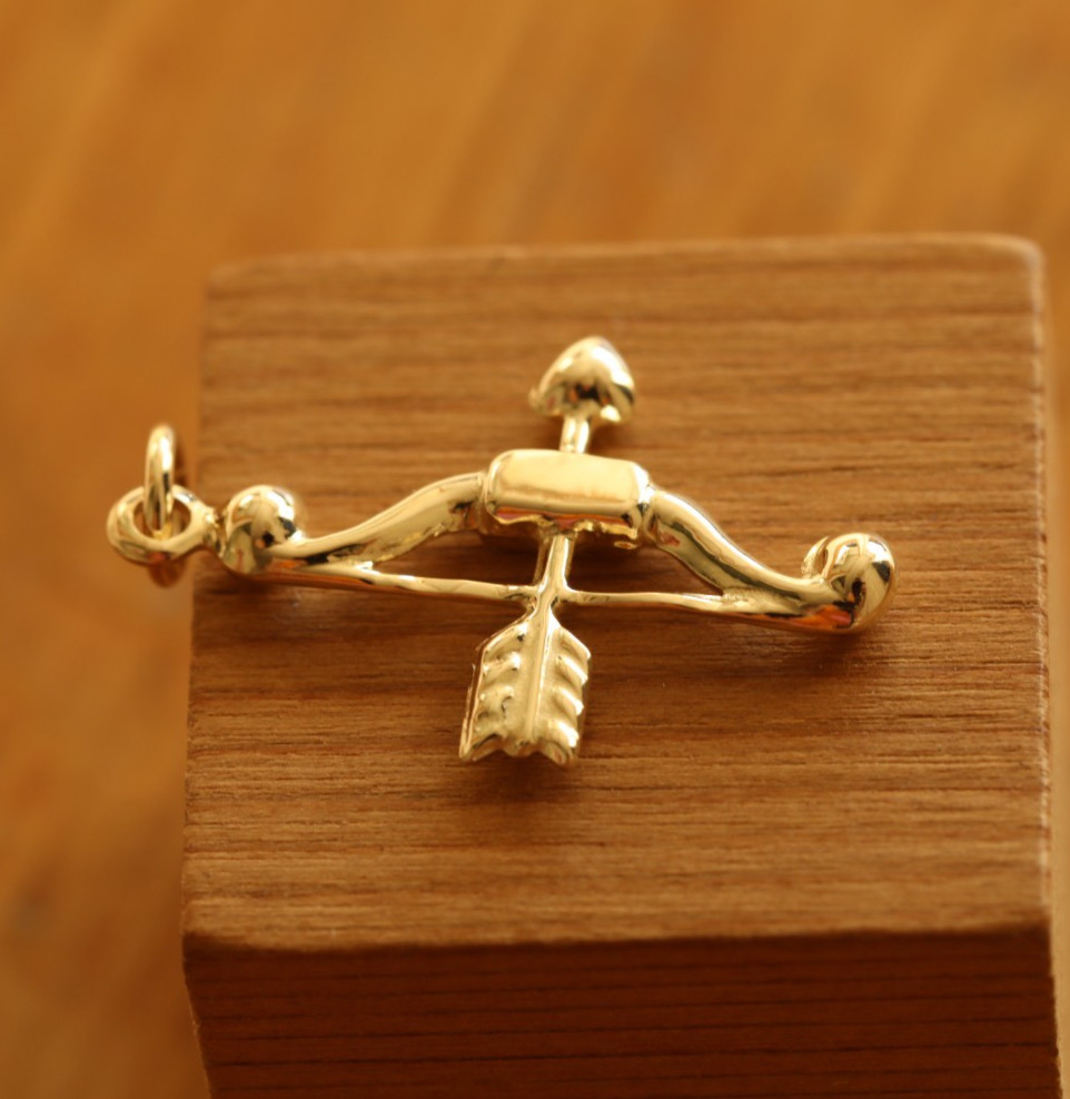 9ct Solid Yellow Gold Bow & Arrow Pendant Charm Vintage cleaned & polished View 4
