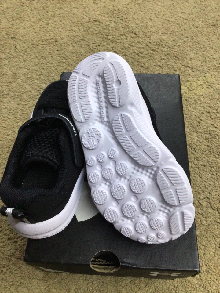 Nuevos zapatos Under Armour en caja para niños talla 7k Foto 3 de 4