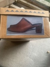 Henry Beguelin Mules donna marrone chiaro con tacco US 7 / IT 37 ma piccolo a misura. Nuovo con scatola