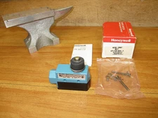 Honeywell BZE6-2RN7 *NEW* Micro Switch Plunger Actuator Limit Switch