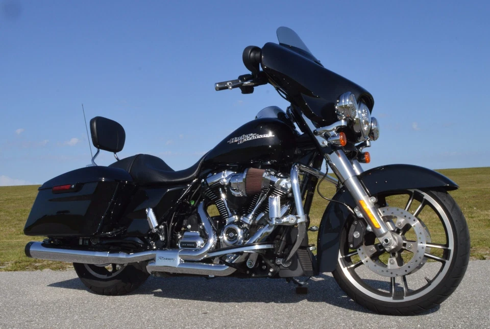 2017 Harley-Davidson FLHXS STREET GLIDE SPECIAL Only 3,719 Mi $5,000 in Extras  - Image 2 of 4