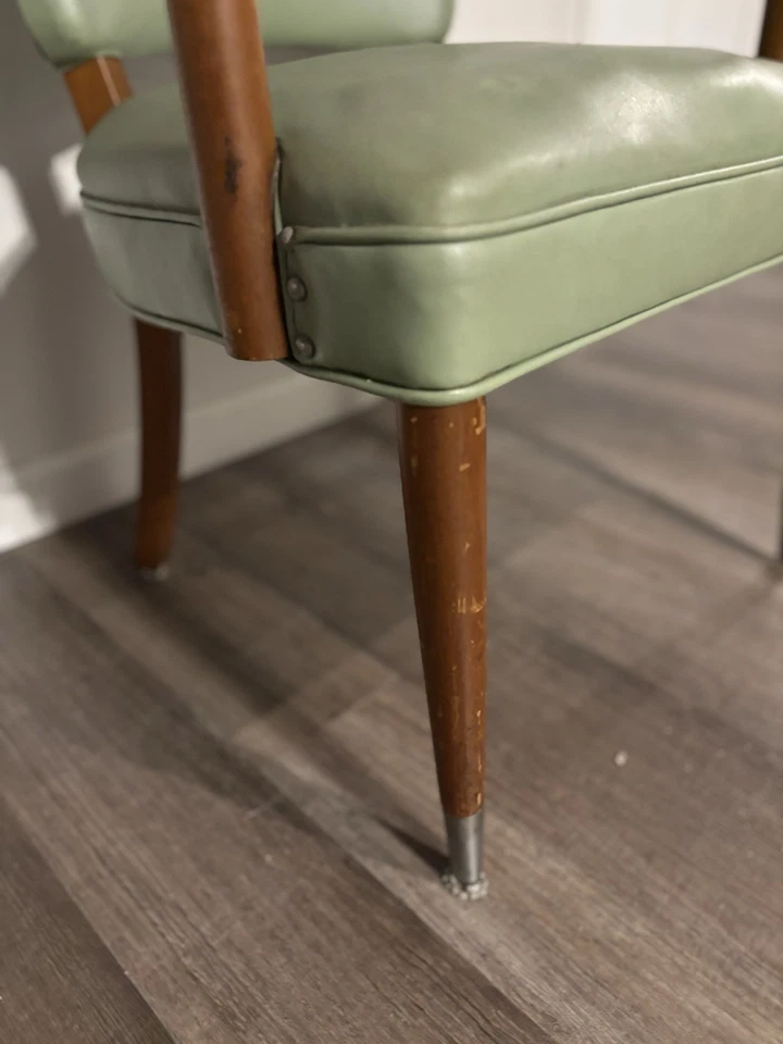 Antigua silla tapizada verde oliva mediados de siglo patas de madera mediados de siglo moderna de colección Foto 2 de 4
