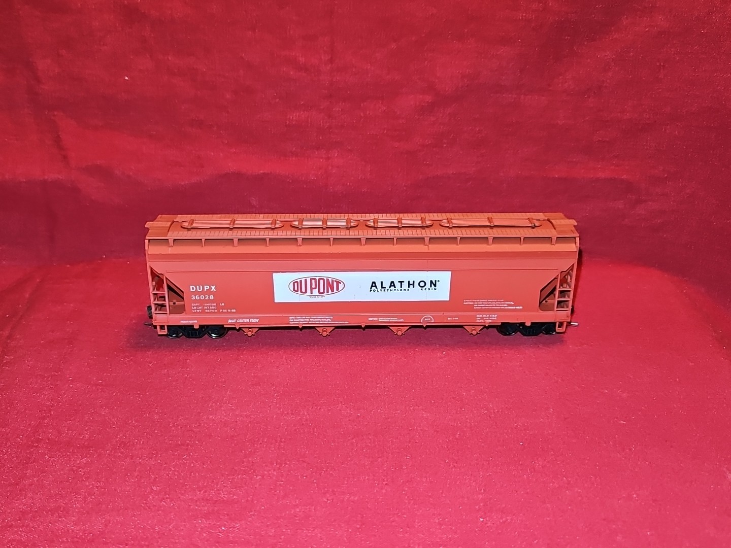 Athearn HO Dupont Alathon DUPX 4 Bay Covered Hopper # 36028