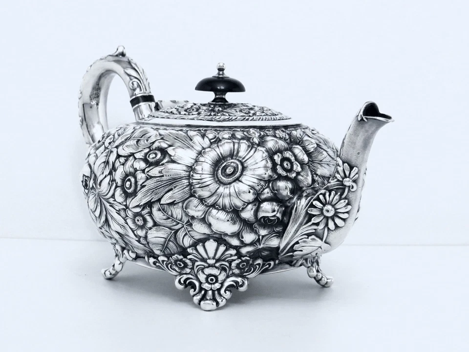 1886 CE. Olla de chocolate WEBSTER & SON VICTORIANA ESTÉTICA REPUJADA DEMITASSE DIFÍCIL DE ENCONTRAR Foto 2 de 4