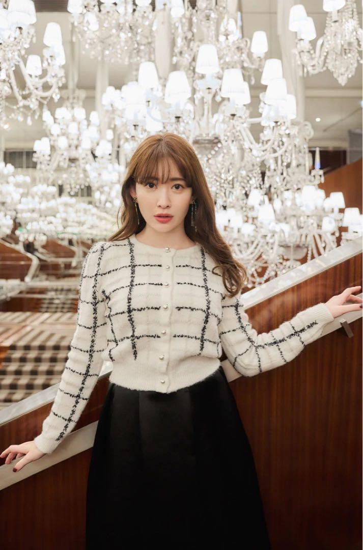 Herlipto Bouncy Check Knit Pullover Swan M - with Tags Herlipto Bouncy Check Knit Pullover Swan M - with Tags