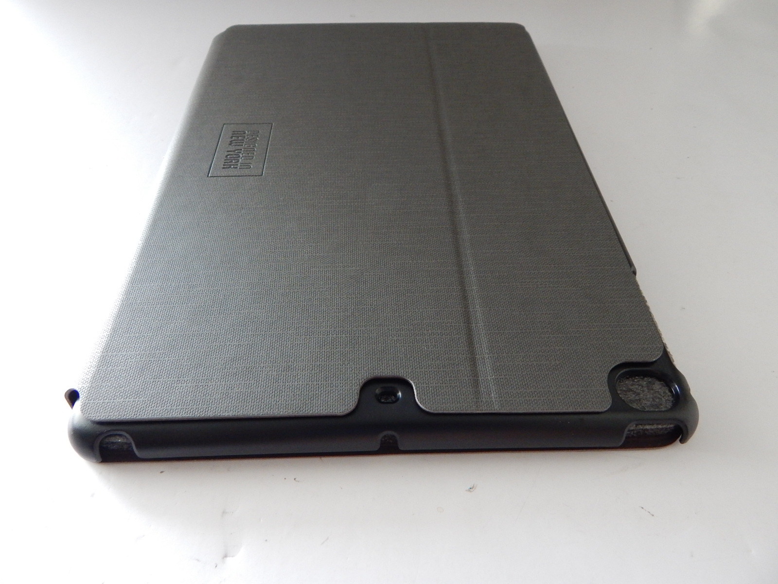 SOLO Ludlow Slim Case for iPad Air 2 and iPad Air Grey New