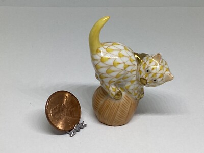 Herend Miniature Yellow Fishnet Cat On Yarn Ball Figurine 