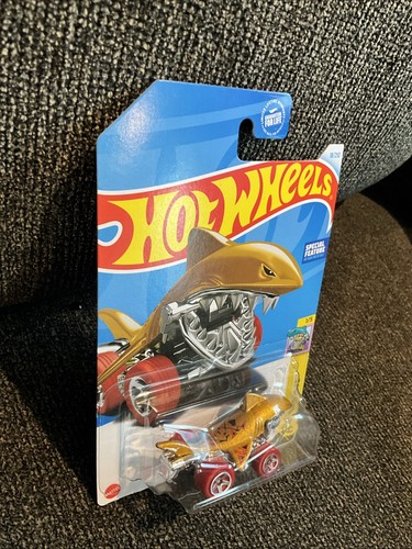 2024 Hot Wheels HW Mega Bite Shark Bite Gold - Picture 2 of 8