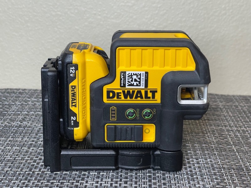 DeWalt DW0822LG 12V MAX 100 Ft Grn Self-Leveling 2-Spot/Cross Line Laser w Batt