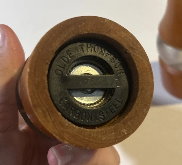 Conjunto de moinho e saleiro de madeira Olde Thompson 7” de altura - Imagem 4 de 4