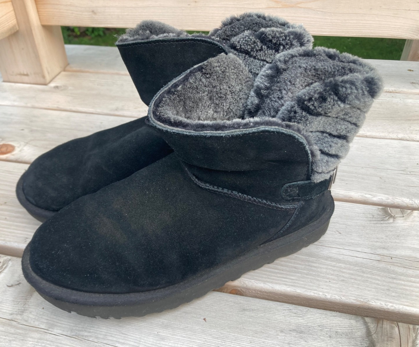 Ugg short boots in black and gray shearling for women size 10.5/11 read description