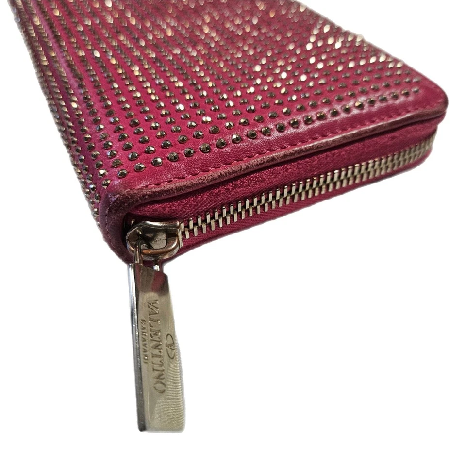 Carteira longa Valentino (autêntica) couro rosa quente cravejada dourada com zíper com caixa, muito bom estado usado - Imagem 3 de 4