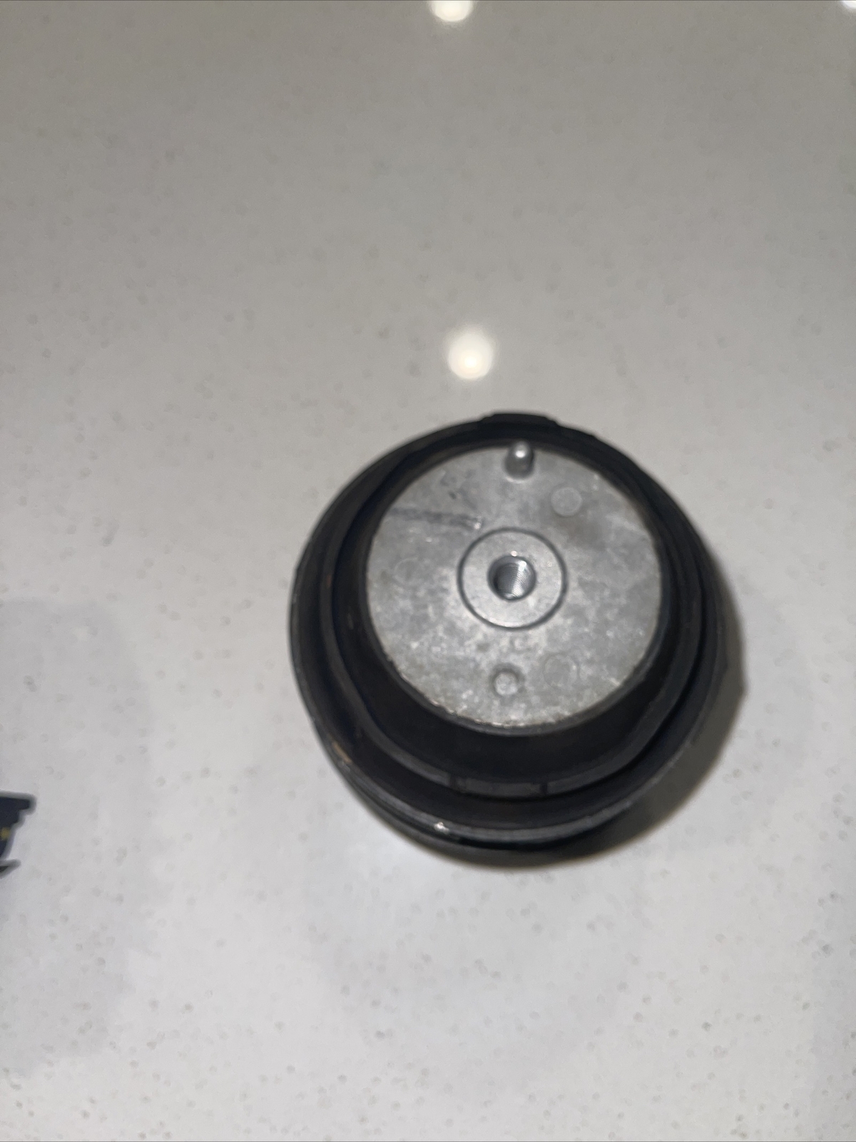 Aston Martin DB11 engine mount