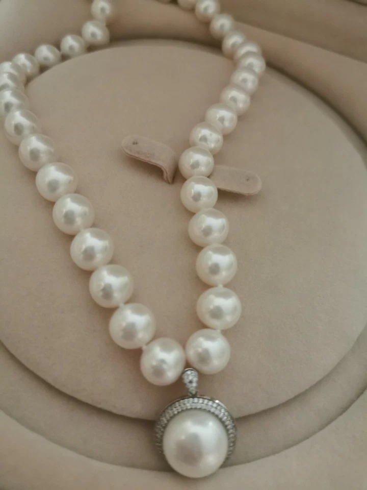 Cultured Freshwater Pearl (9.5-10.5mm) Collar 18" Necklace plus pendant 13mm - Image 4 of 4