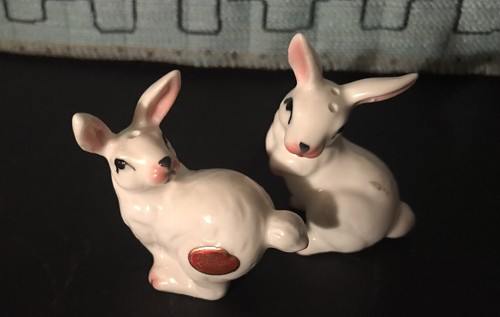 Ceramic Vintage Tiny Rabbits. salt and pepper shakers . Never Used Very Nice. - Picture 3 of 7