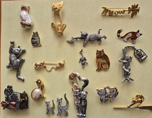 Lot of 18 vintage cat brooches pins Costume Jewelry signed JJ KC Burch Avon