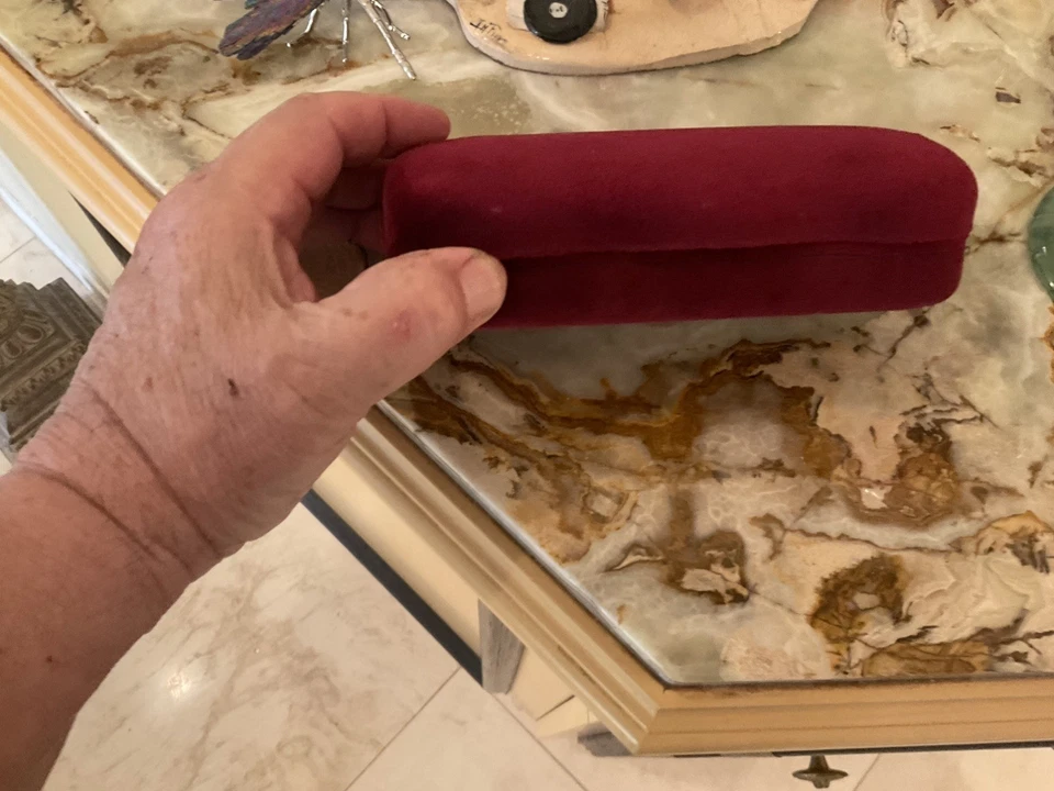 Auténticas gafas de sol Gucci estuche con abrazadera de terciopelo rojo borgoña  Foto 3 de 4