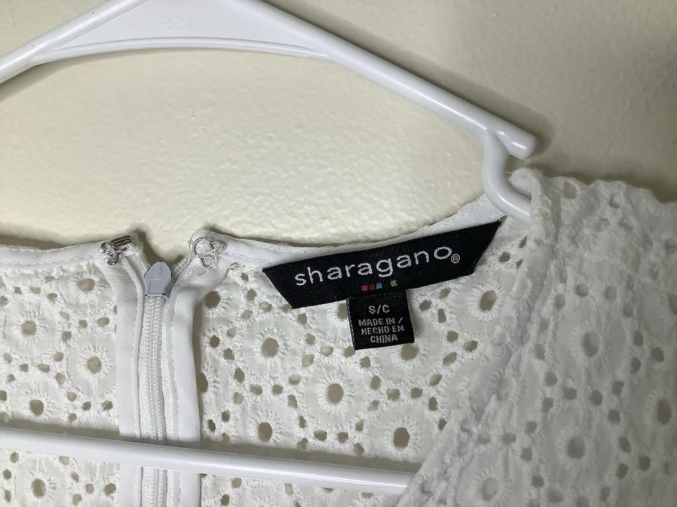 Top sin mangas con ojales blancos Sharagano para mujer talla pequeña Foto 4 de 4