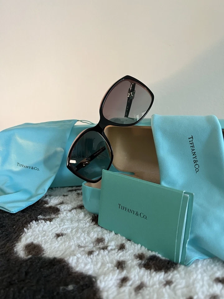 Nuevas gafas de sol Tiffany oscuras nunca usadas con detalle de borde rosa - Hermosas Foto 2 de 4