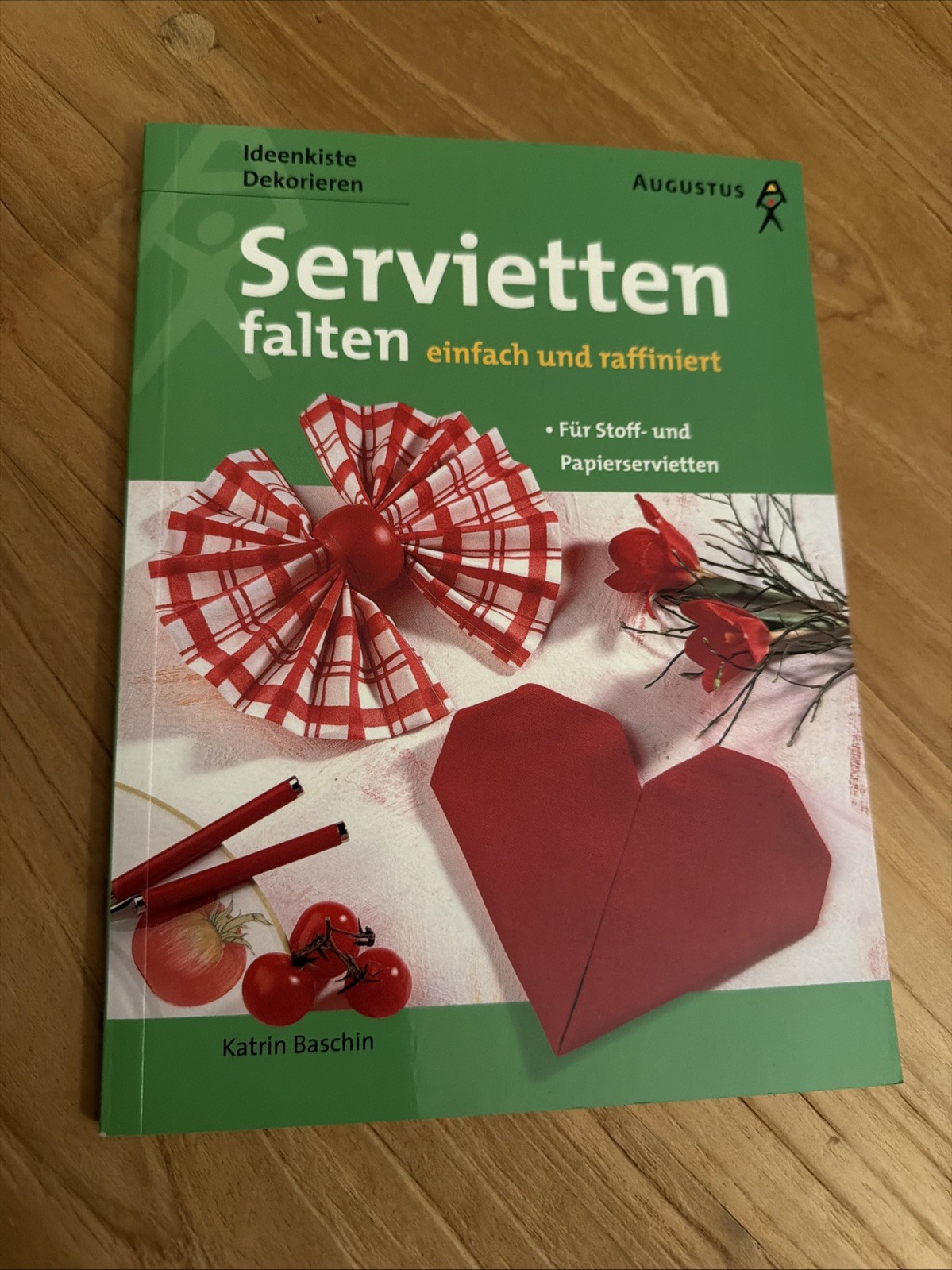 Servietten falten einfach und raffiniert. Für Stoff- und Papierserv.; K. Baschin