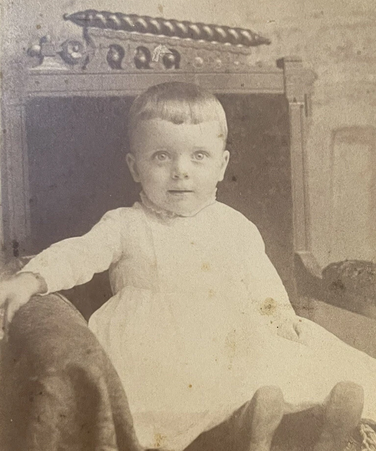 Cabinet Card Photo Wide Eyed Baby In Large Chair Sullivan Philadelphia PA - Foto 1 di 1
