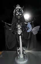 1 Monster High Puppe Spider Queen schwarz-silber Bonita 6-armig