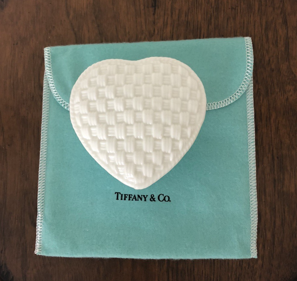 美品 ティファニー ウィーブ エッグ 小物入れ SYBIL CONNOLLY Tiffany & Co. Porcelain Weave Heart Trinket Box By Sybil Connolly