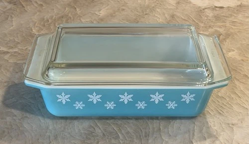 Vintage Pyrex Snowflake casserole dish with lid--EUC turquoise blue 575-B 2 Qt