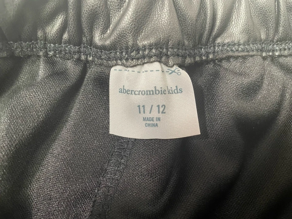 Falda corta de imitación de cuero negra para niños talla 11/12 Abercrombie de segunda mano niña Foto 3 de 4