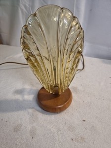 Schöne Vintage Muschellampe, Fuß aus Holz. 60-70er Jahre .