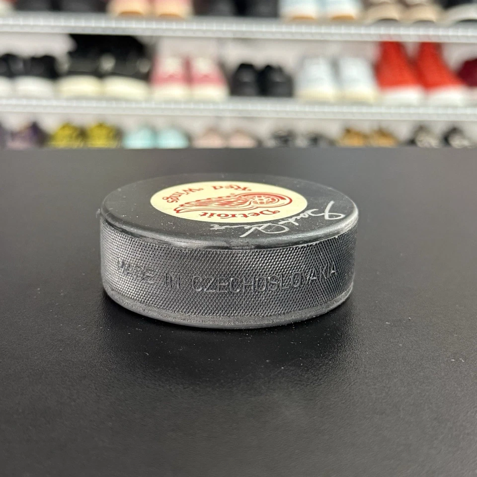 Gordie Howe Autographed Detroit Red Wings Hockey Puck HOF - Image 3 of 4