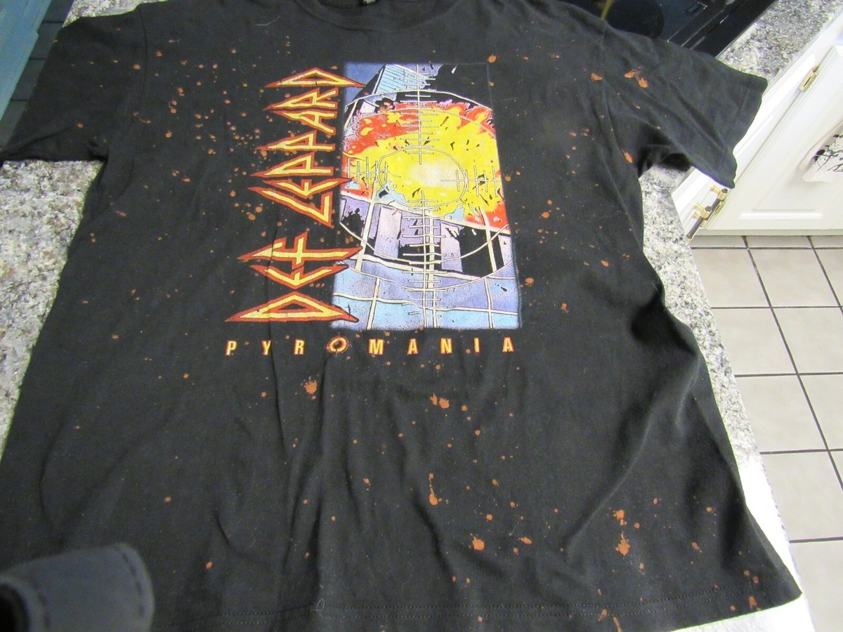 Def Leppard Adult Size Large Graphic Pyromania T-shirt Short