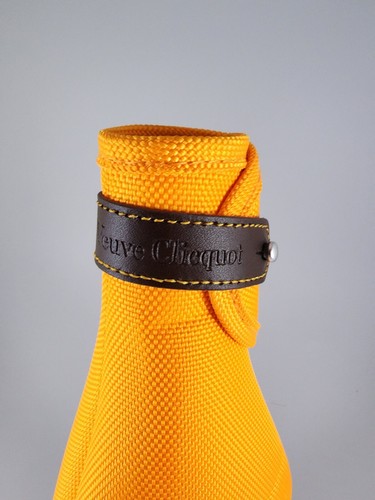 Giacca bottiglia champagne isolata Veuve copertura cliquot rete neoprene 750 ml - Foto 2 di 9