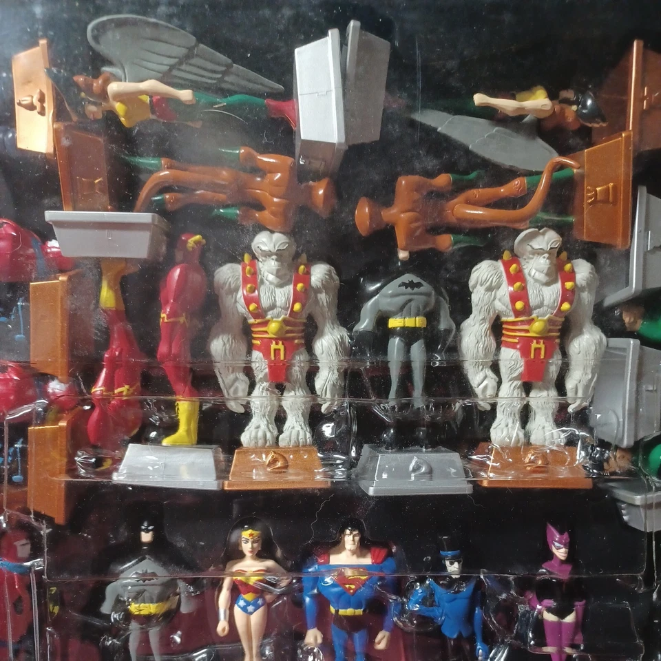 Rare Justice League Adventures JLA Chess Set 2004 Complete with box and board - Image 2 of 4