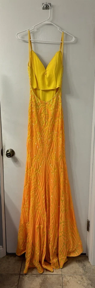 Vestido de graduación amarillo Foto 2 de 2