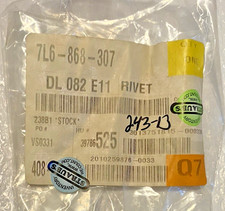 Genuine Volkswagen/Audi plastic rivet/clip 7L...