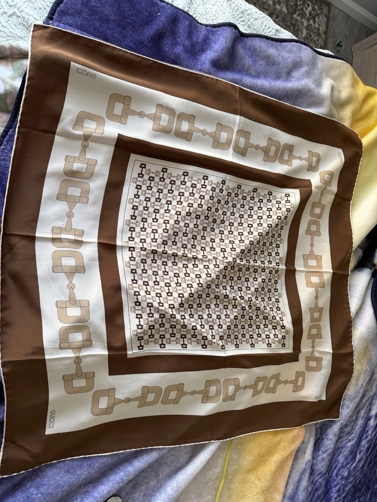 Foulard carré Gucci femme marron et or imprimé GG avec mors de cheval