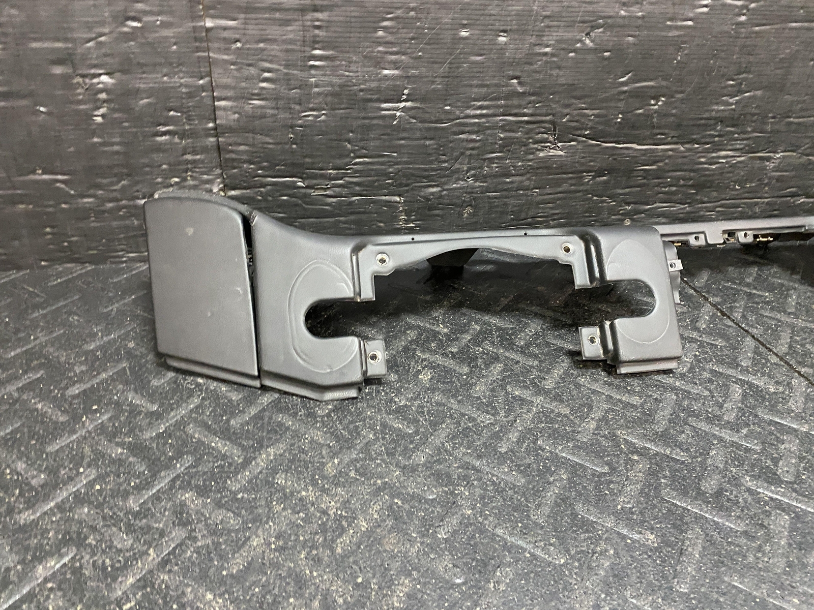 02-06 MASERATI SPYDER REAR SEAT BACK BULK HEAD TRIM MOULDING
