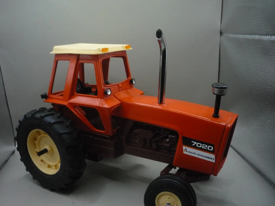 Parts Custom Replacement Allis Chalmers Custom 7020 w/Maroon Belly 1/16 Ertl - Image 2 of 4