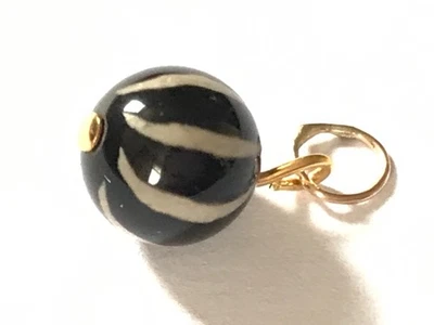 Antique Victorian 9 ct gold banded agate quartz bead charm pendant. 10 mm - Image 1 of 3