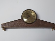 Klassisch schöne Tischuhr - Kaminuhr - Buffetuhr im Holzgehäuse + Lederbezug