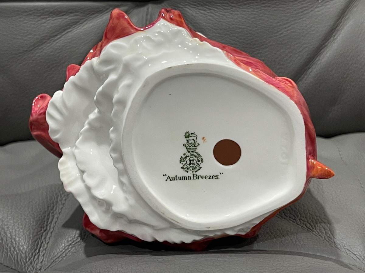   ロイヤルドルトンHN1934 Vintage Royal Doulton Porcelain Figurine Autumn Breezes HN1934