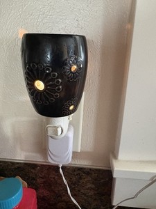 SCENTSY MINI PLUG IN WARMER BLACK SHASTA DAISY RETIRED