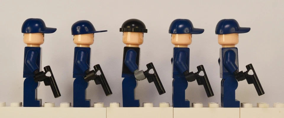 LEGO Jurassic World ACU Trooper Minifigures Lot of 5 w/ Weapons Darts JW010 Reti - Image 4 of 4