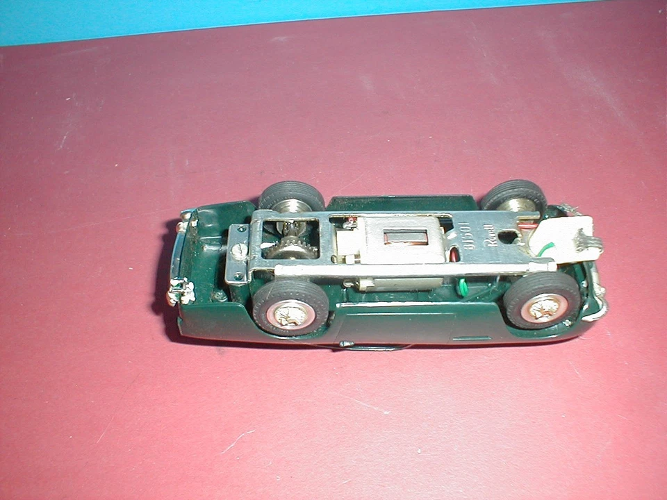 REVELL 1/32 VINTAGE VERDE OSCURO ASTON MARTIN PROBADO SLOT CAR TIENE PARACHOQUES ROTOS Foto 4 de 4