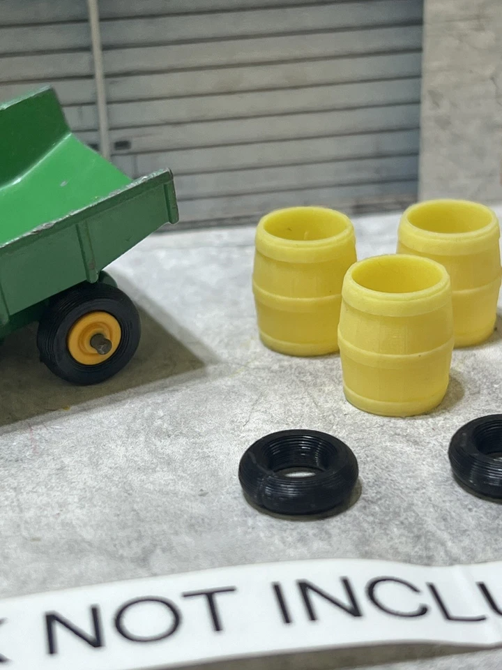 lesney  John Deere no 51 , 1 set of black tires and 3 barrel ( TRL NOT INCLUDED) - Image 3 of 4