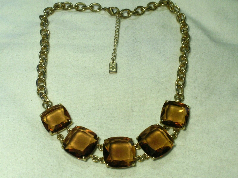 ...RALPH LAUREN...Collar Cadena Tono Oro y Paneles Lucita Ámbar Oscuro... Foto 3 de 4
