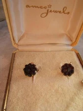 VINTAGE AMCO JEWELS 14KT GF SCREWBACK EARRINGS W/ DEEP RED STONES W/ BOX