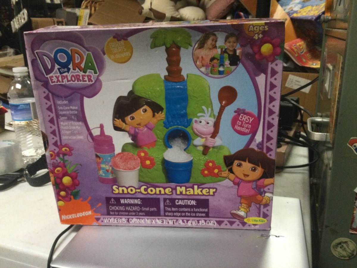 Nickelodeon Dora the Explorer Sno Cone Maker Snow Turn Crank Toy