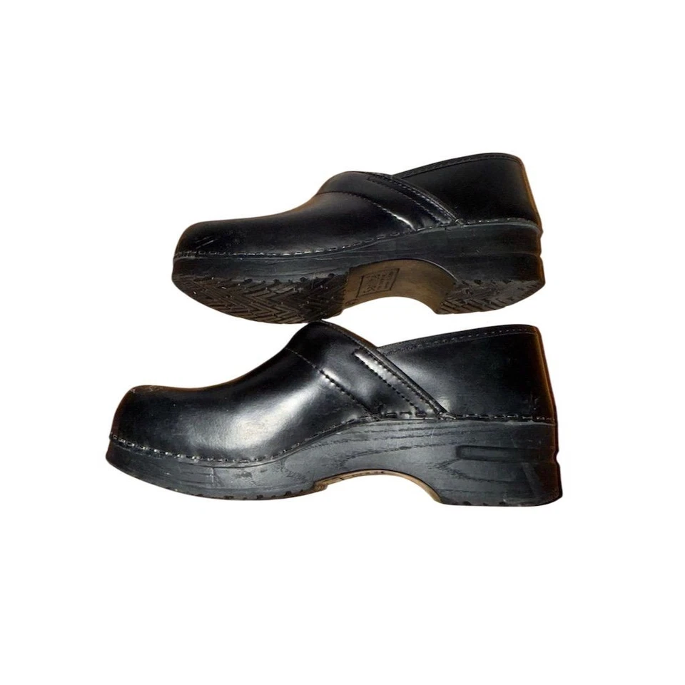 Sanita Women's Black Leather Clogs Size 9.5-10 Workwear Slip On 40 nurse shoes - Image 4 of 4